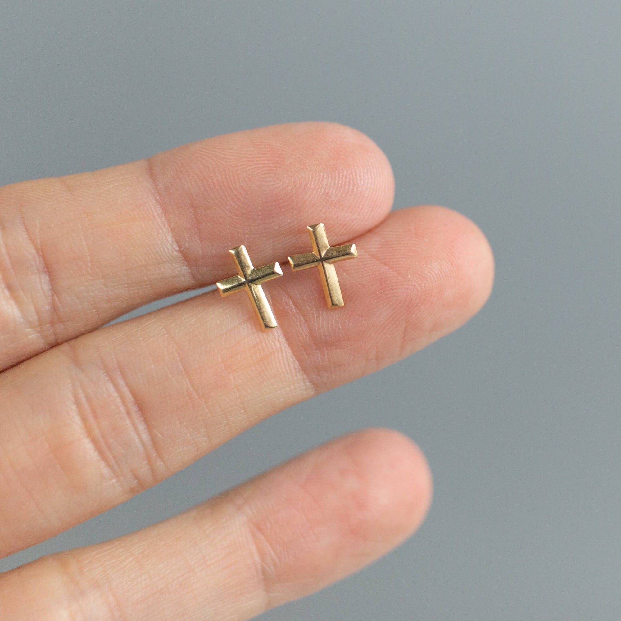 Lucie 14k Gold Cross Stud Earrings
